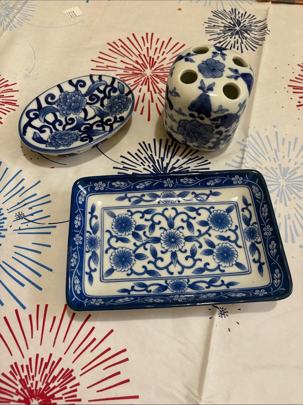VARIOUS BLUE AND WHITE BATHROOM ACCESSORIES
